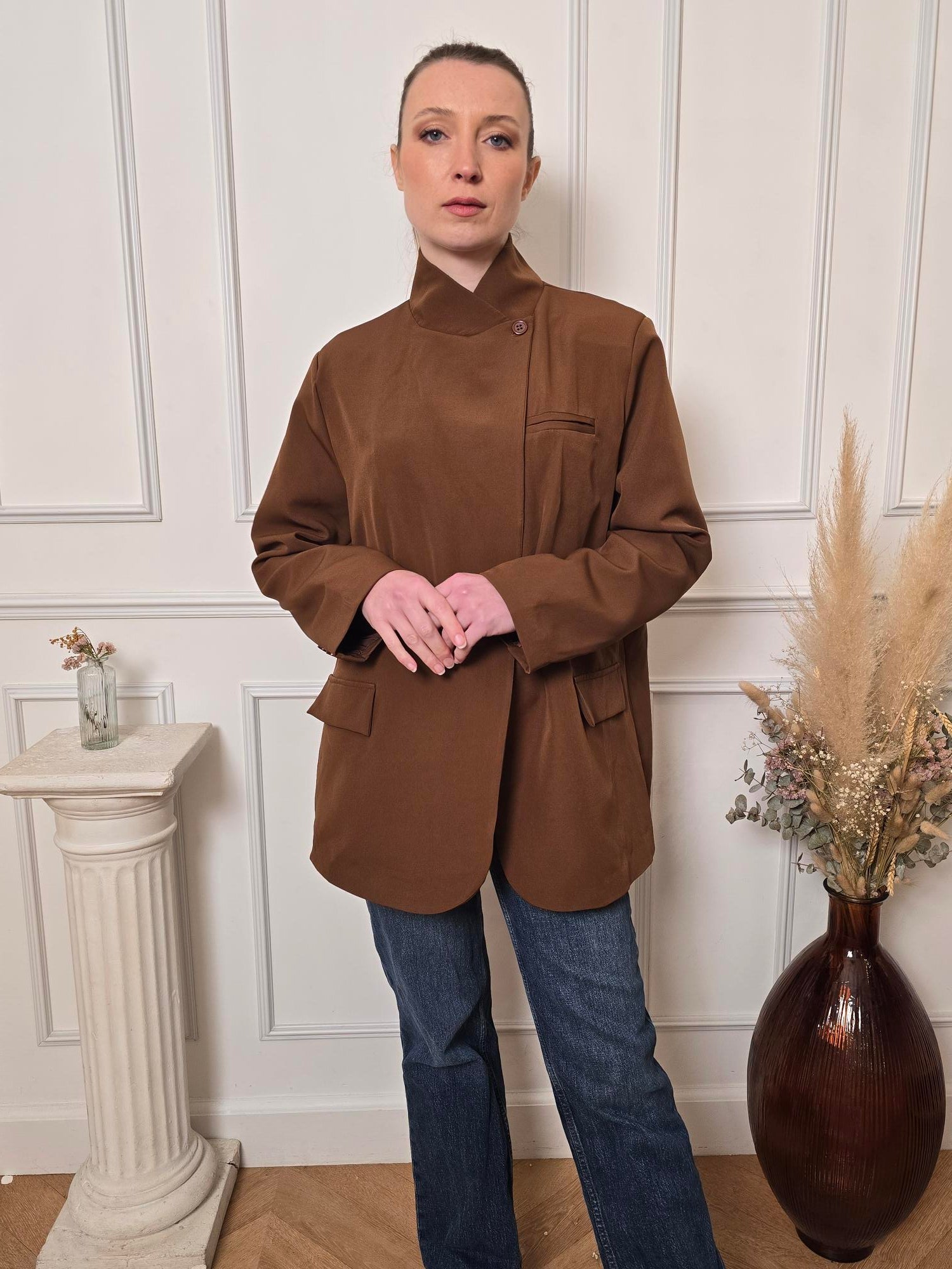 Femme portant blazer camel – La Chica