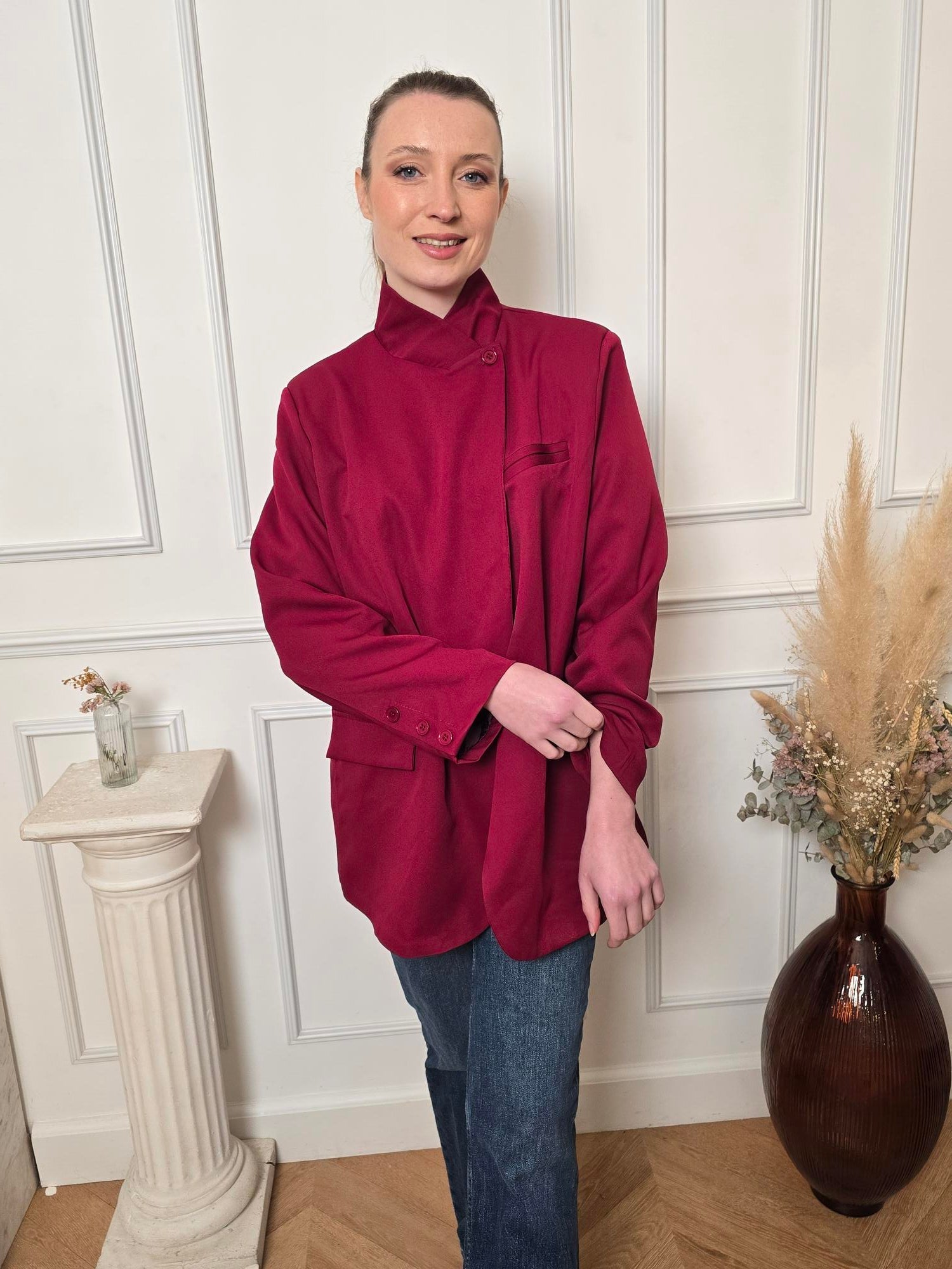 Femme portant blazer bordeaux – La Chica