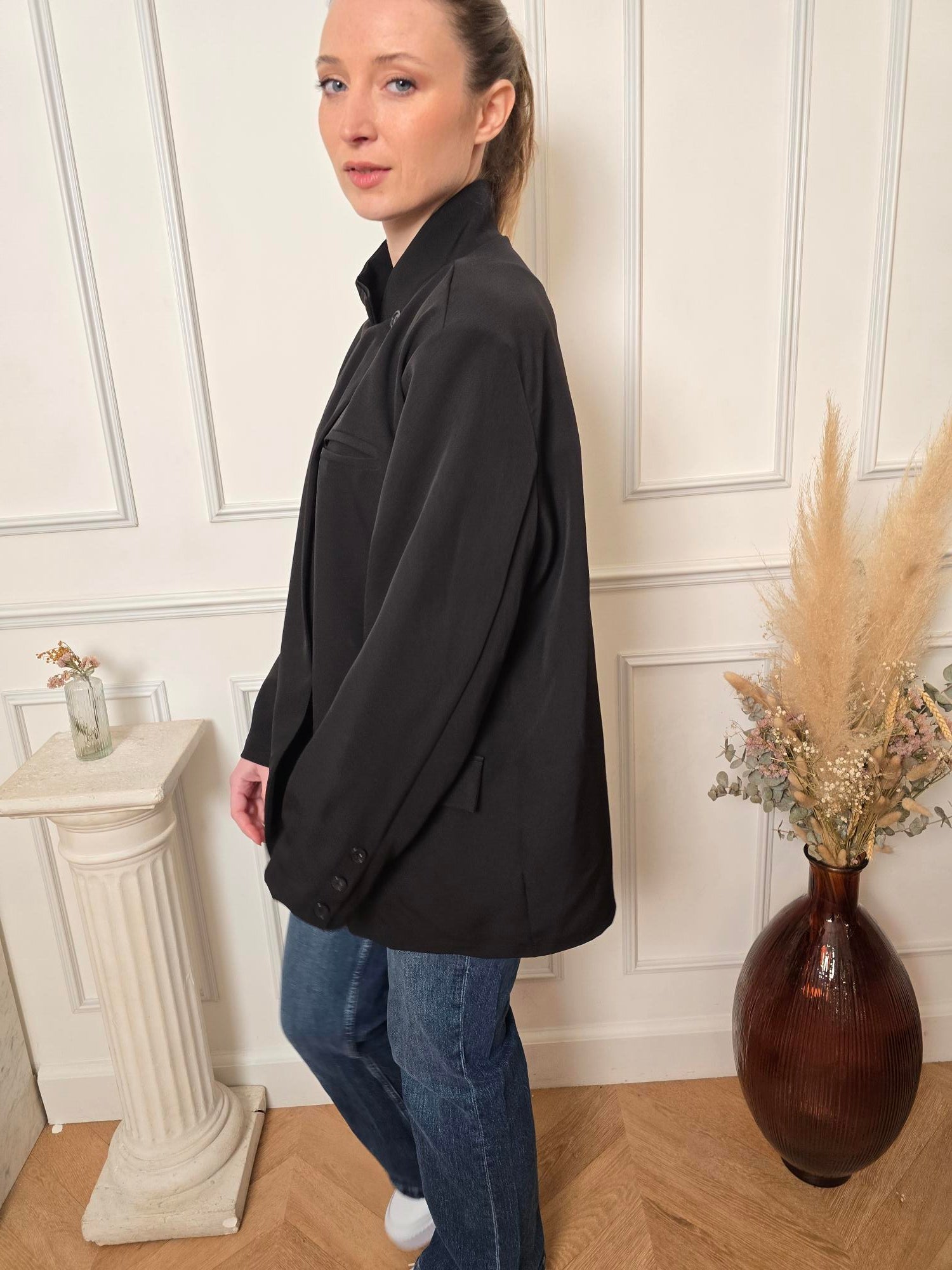 Femme portant blazer noir – La Chica