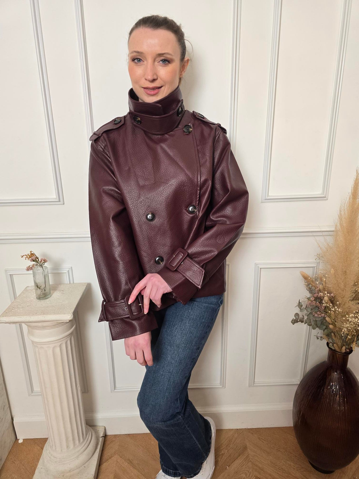 Femme portant veste bordeaux – La Chica