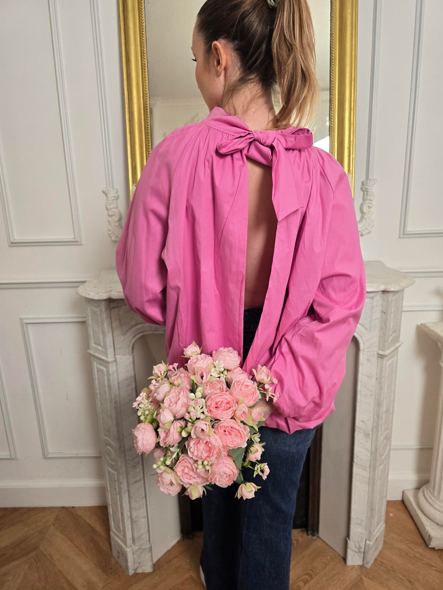 Femme portant blouse rose – La Chica