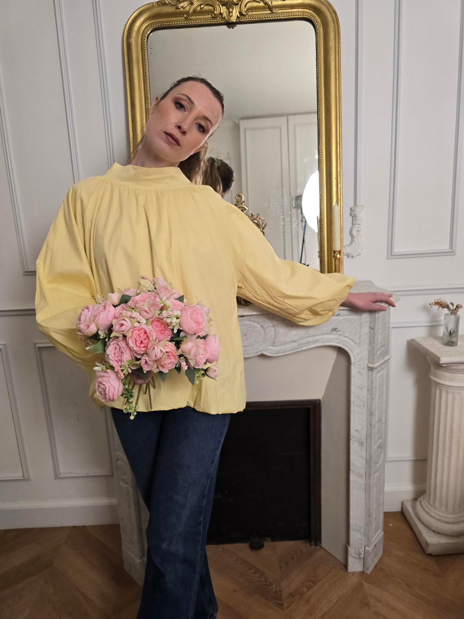 Femme portant blouse jaune – La Chica