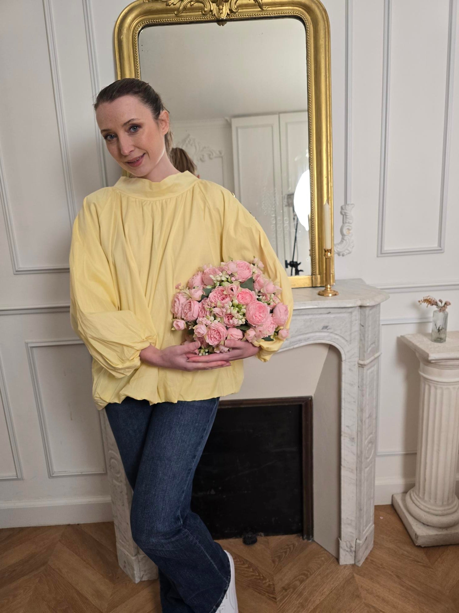 Blouse jaune vue de dos femme – La Chica