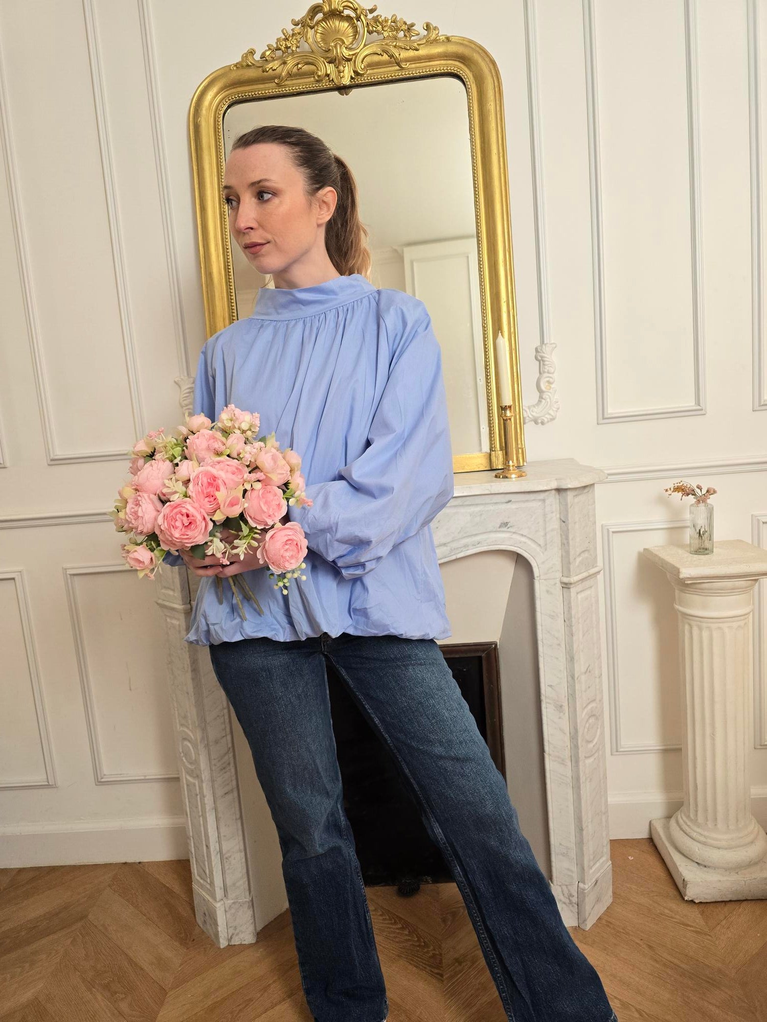 Femme portant blouse bleu – La Chica