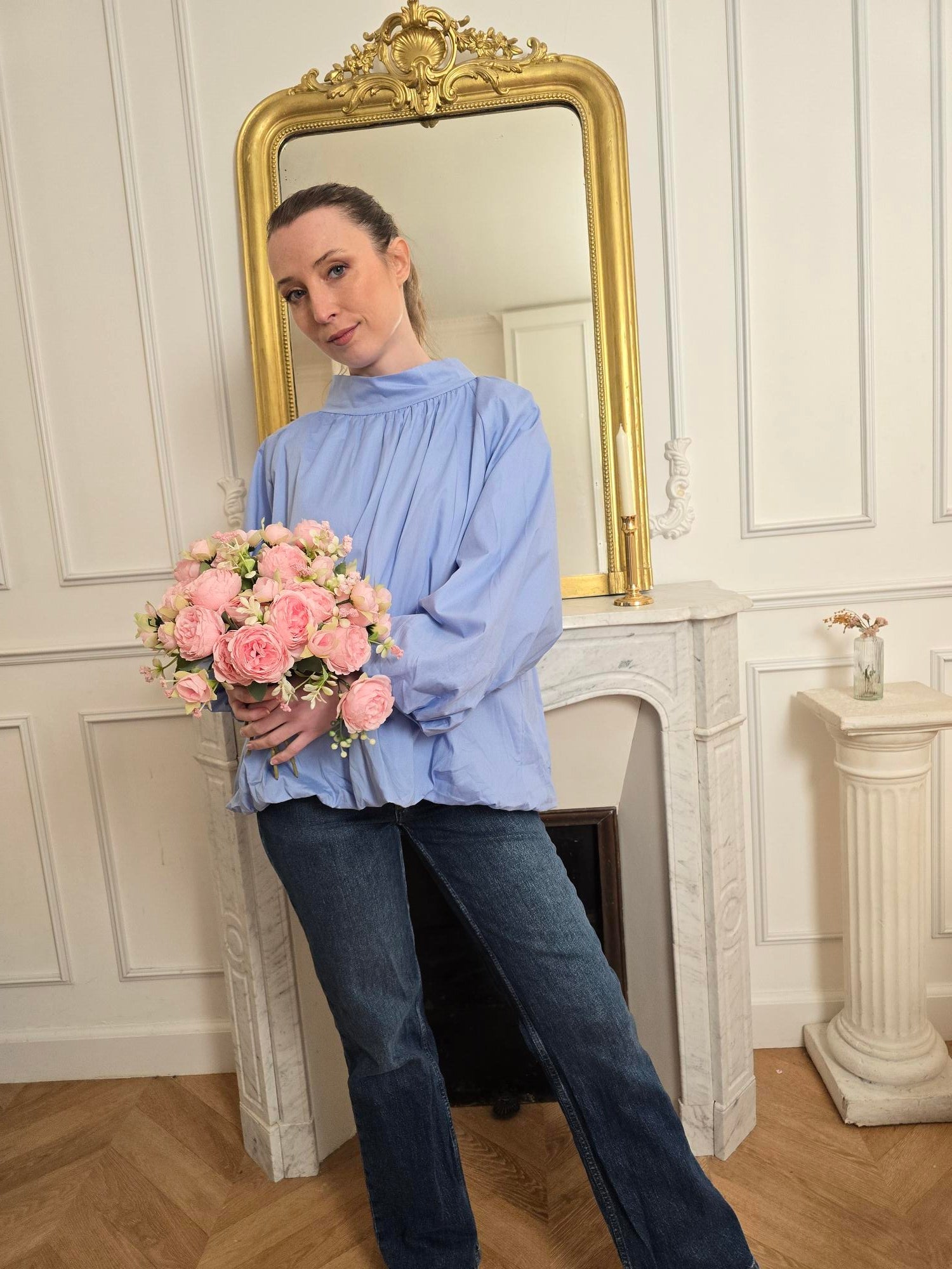 Blouse bleu vue de dos femme – La Chica