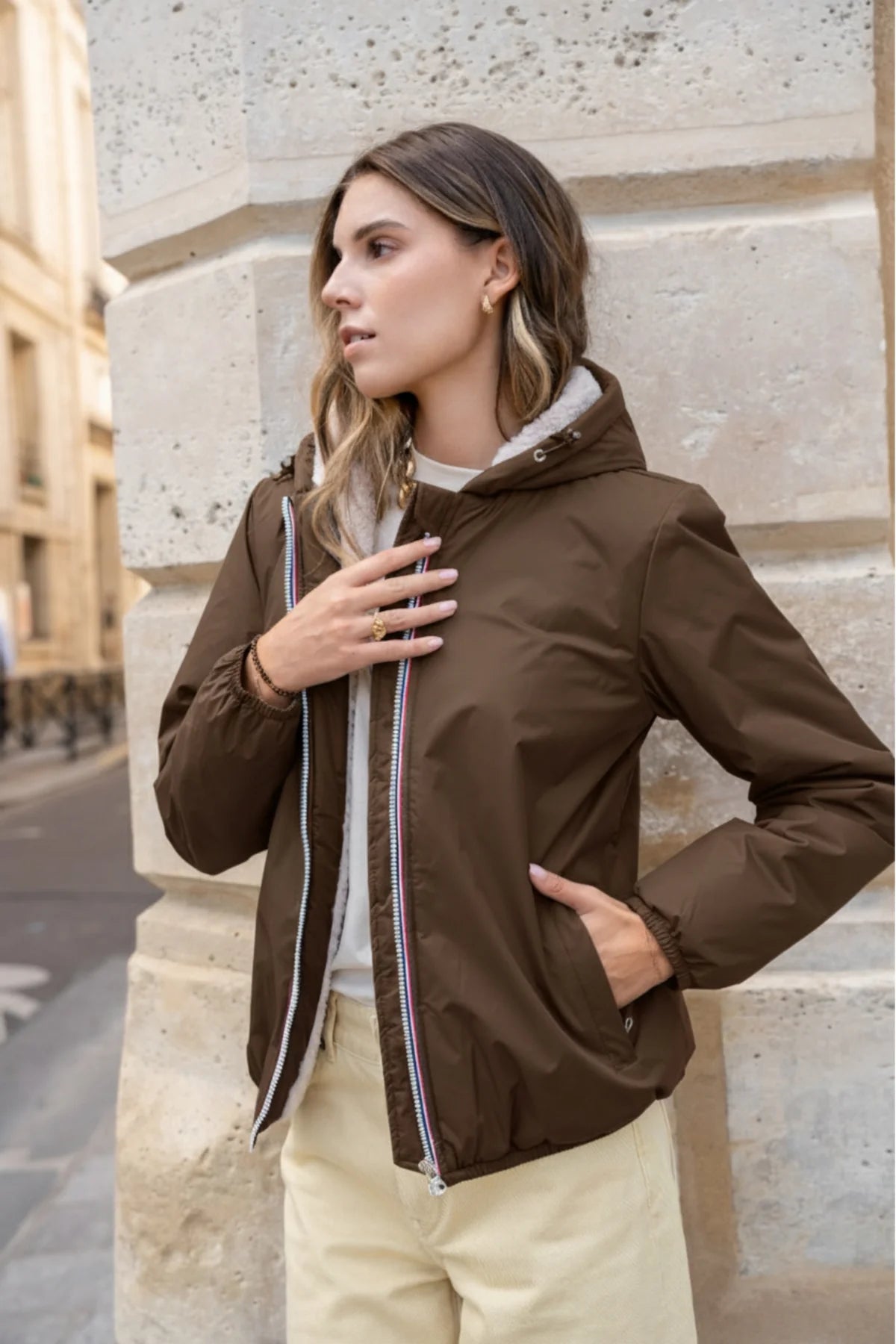 Veste marron vue de dos femme – La Chica