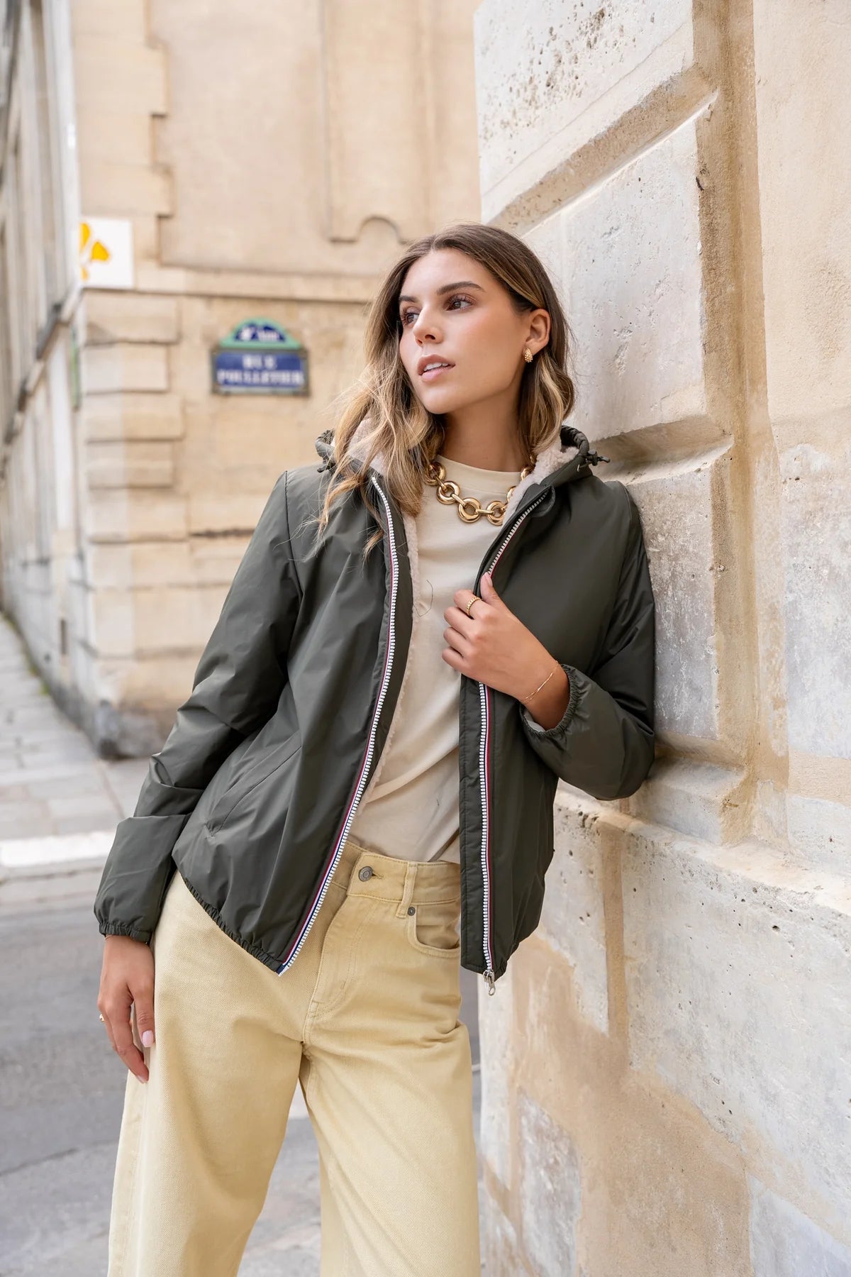 Imperméable kaki vue de dos femme – La Chica