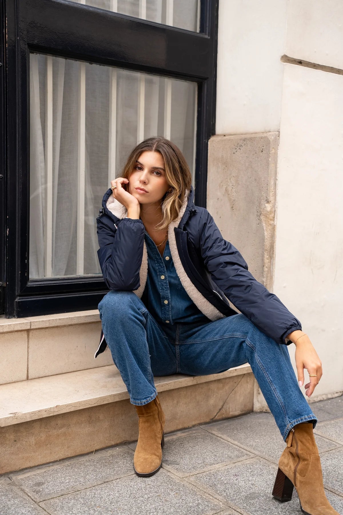Femme portant imperméable marine – La Chica
