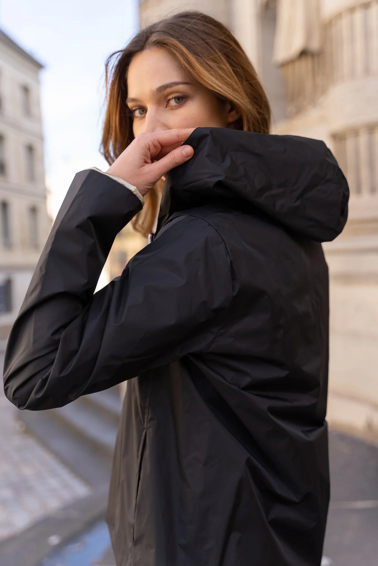 MANTEAU COURT IMPERMEABLE REVERSIBLE NOIRE DORE LAURA JO La Chica