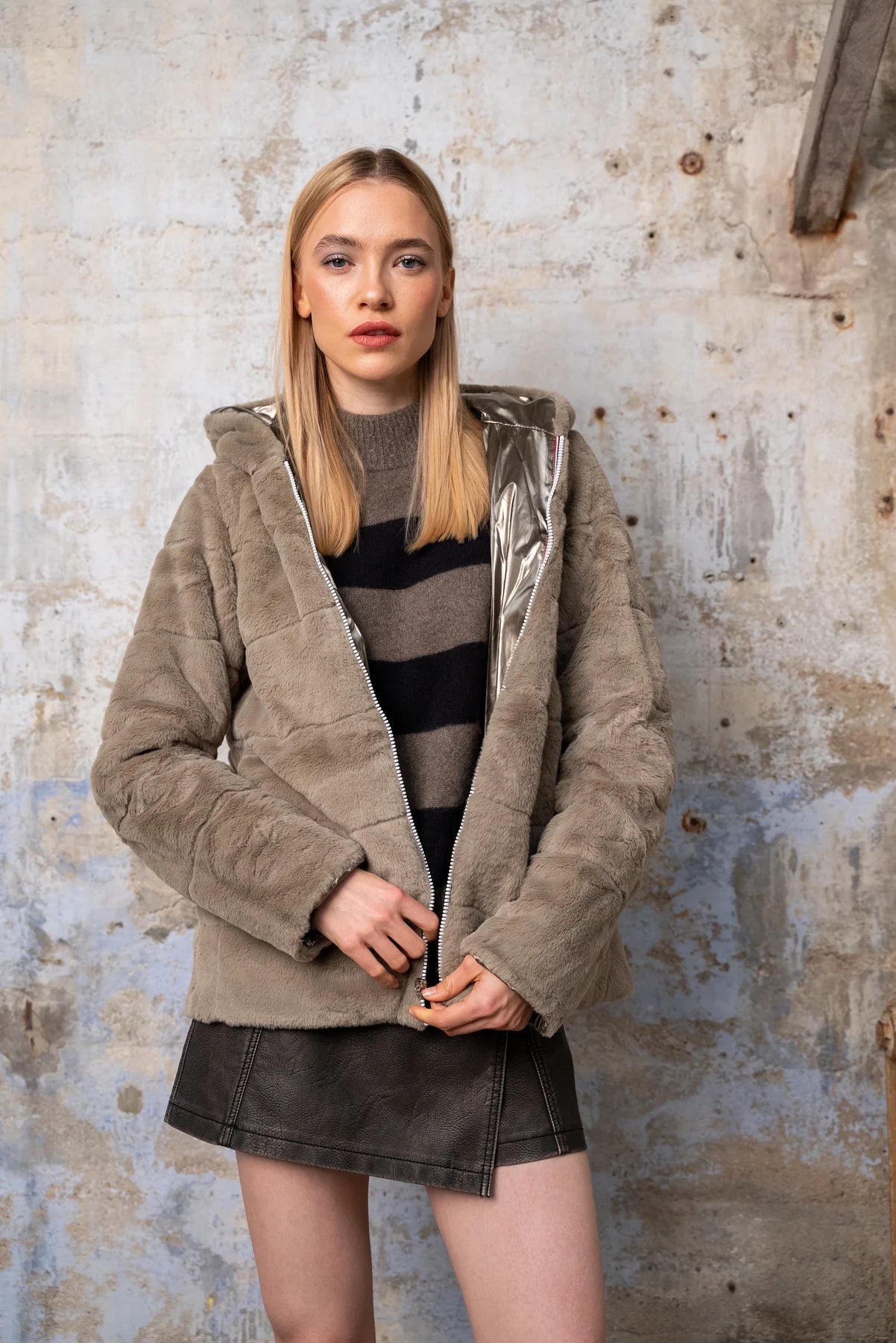 IMPERMEABLE COURT REVERSIBLE FOURRE BRONZE LAURA JO La Chica