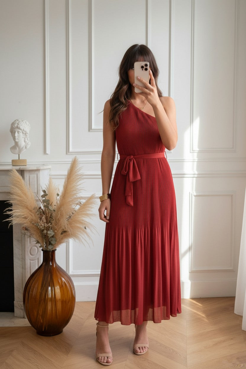 Robe Longue Terracotta — Coupe Asymétrique Une Épaule, Ceinture Ajustée & Jupe Plissée Fluide La Chica