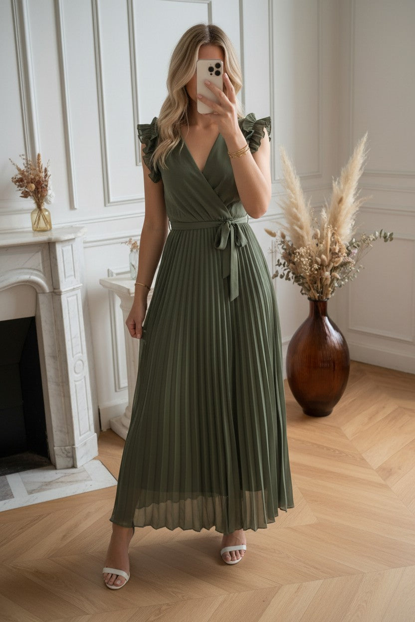 Robe Plissée Élégante ✦ Vert Kaki ✦ Décolleté Croisé & Volants ✦ Allure Raffinée La Chica