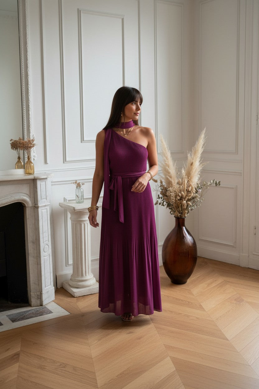 Robe Longue Prune — Coupe Asymétrique Une Épaule, Ceinture Ajustée & Jupe Plissée Fluide La Chica