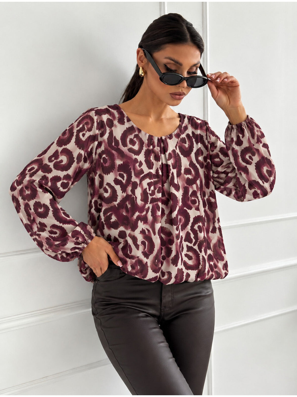 Blouse fluide imprimé abstrait col rond et noeud au dos bordeaux pour femme, La Chica, vue 2