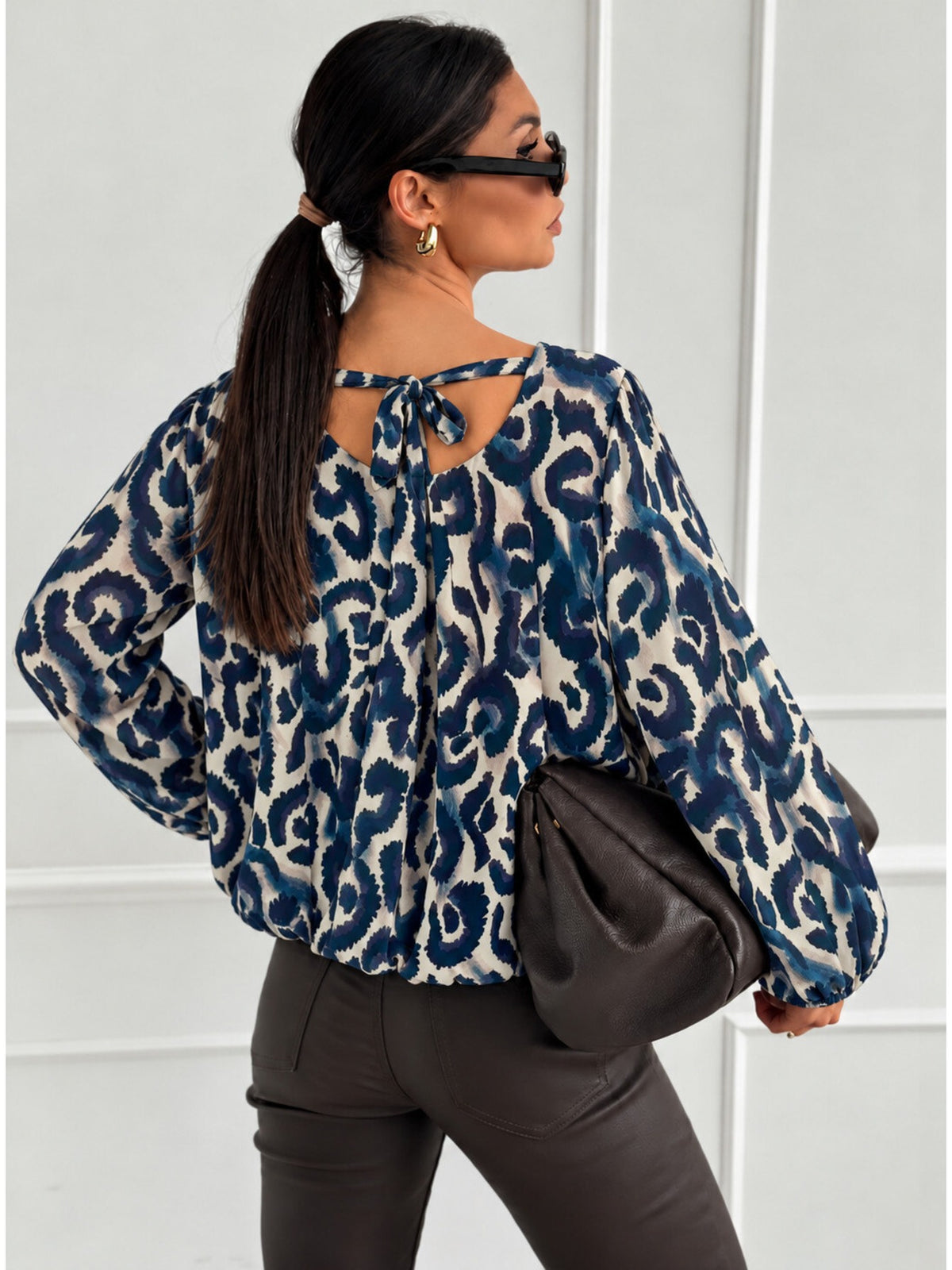 Blouse fluide imprimé abstrait col rond et noeud au dos marine pour femme, La Chica, vue 1