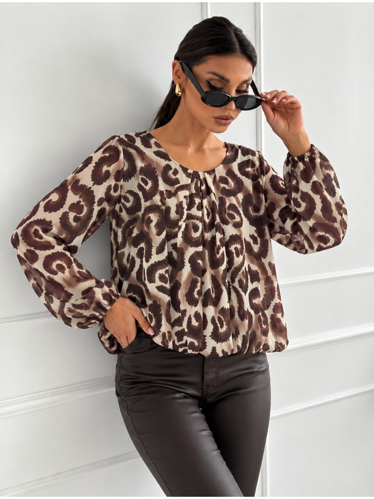Blouse fluide imprimé abstrait col rond et noeud au dos marron foncé pour femme, La Chica, vue 2