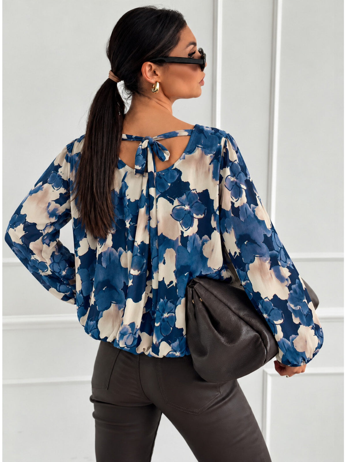 Blouse fluide imprimé fleuri col rond et noeud au dos marine pour femme, La Chica, vue 1