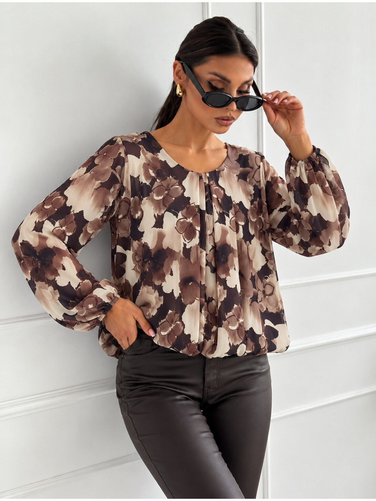 Blouse fluide imprimé fleuri col rond et noeud au dos marron foncé pour femme, La Chica, vue 2