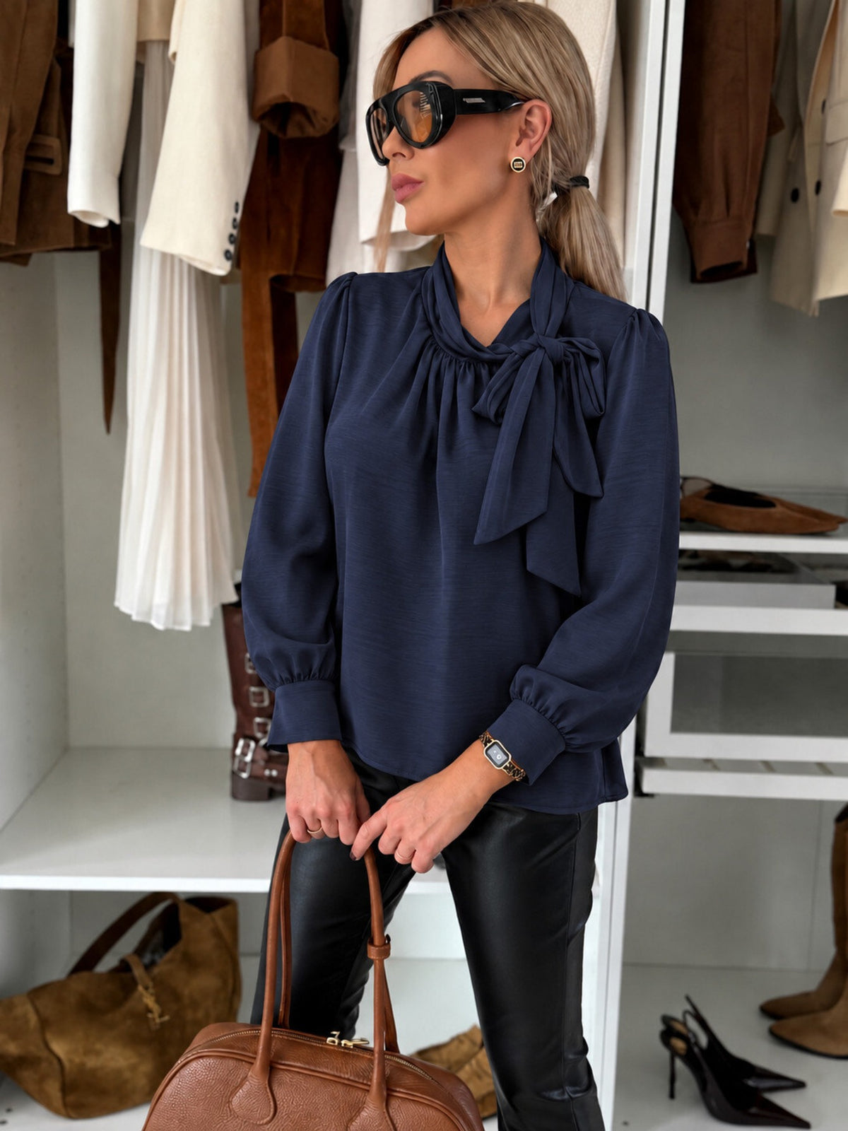 Blouse satinée effet soie col foulard noué manches longues marine pour femme, La Chica