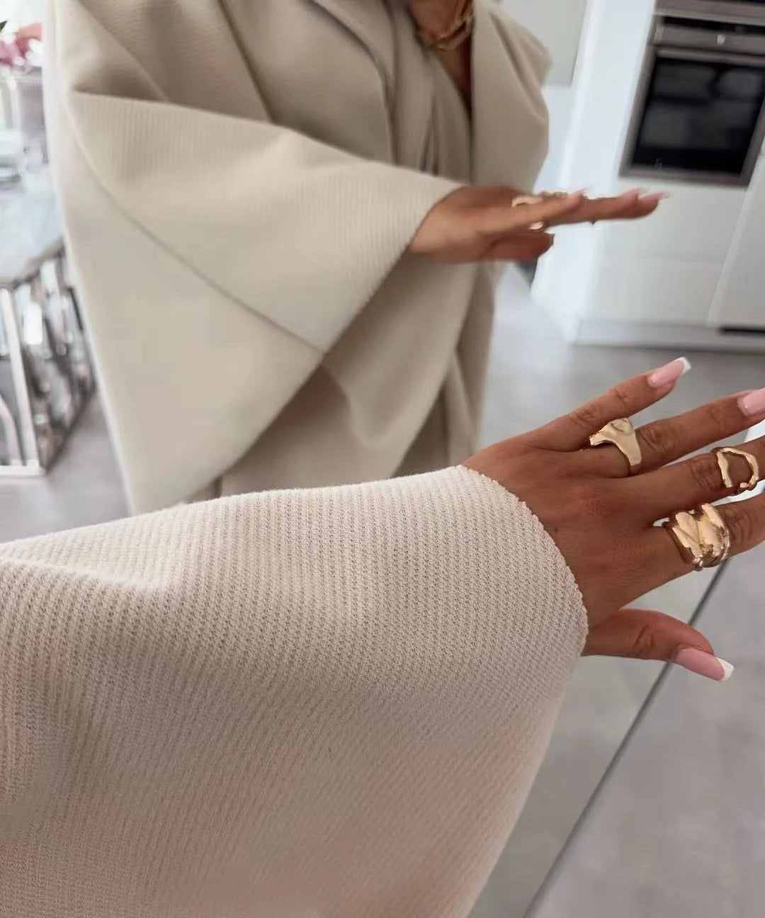 Cape blazer ceinturée à double boutonnage beige pour femme – La Chica – vue 2