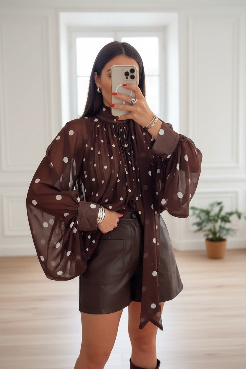 Blouse Fluide à Pois ✦ Chocolat & Écru ✦ Col Lavallière ✦ Élégance Raffinée La Chica