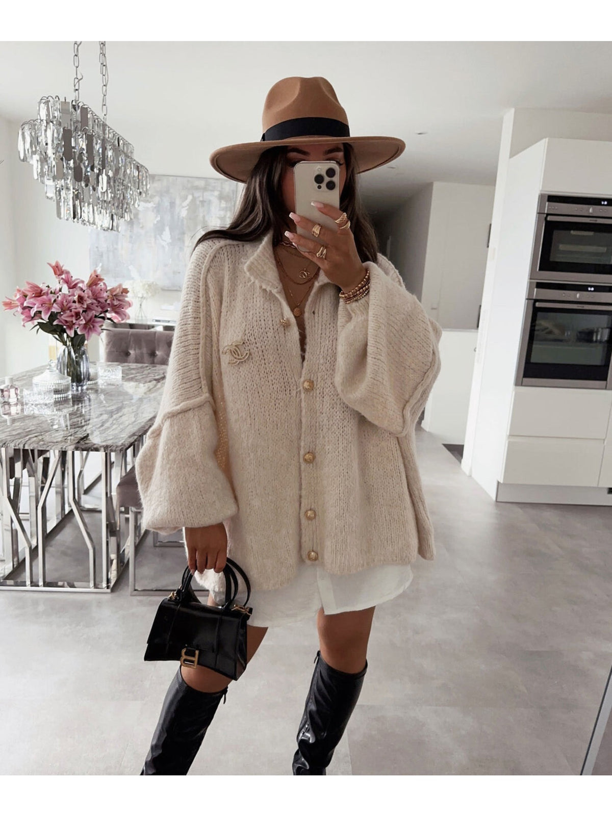 Gilet oversize laine en maille douce à manches ballon et boutons dorés beige pour femme, La Chica