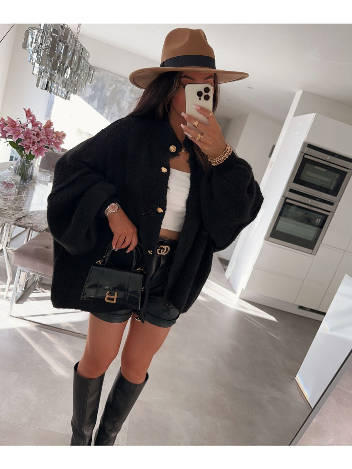 Gilet oversize laine en maille douce à manches ballon et boutons dorés noir pour femme, La Chica
