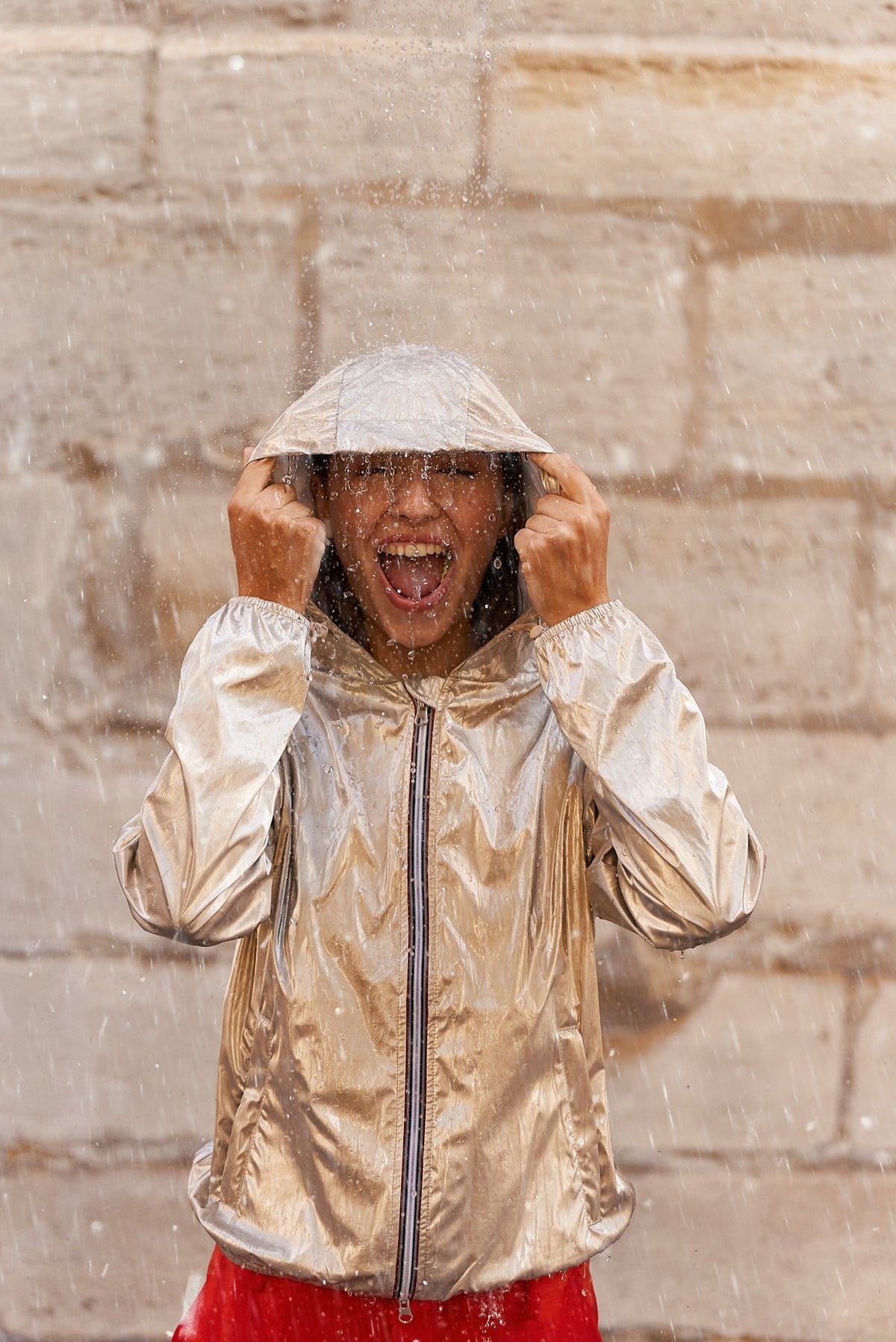 Imperméable court léger à capuche zip tricolore doré pour femme – vue 6