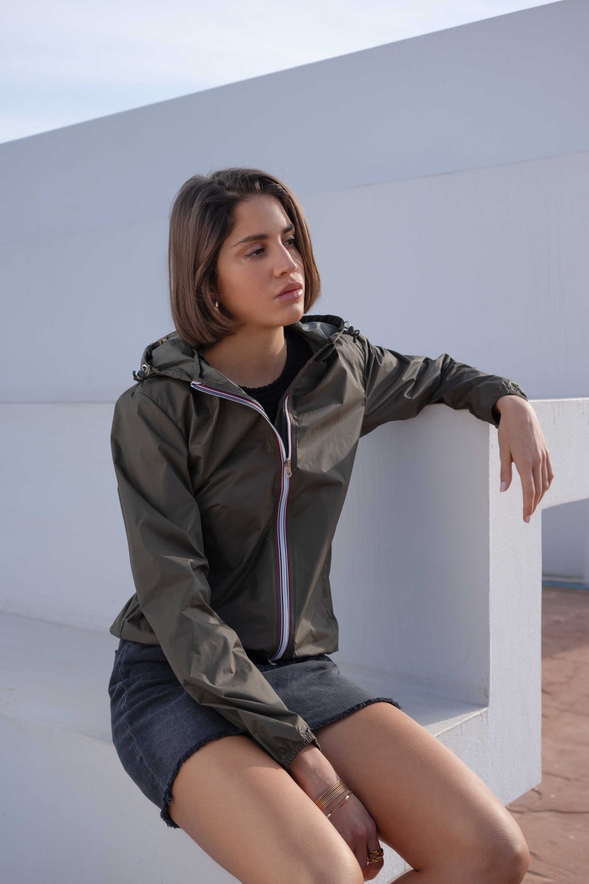 Imperméable court léger à capuche zip tricolore kaki pour femme – vue 3