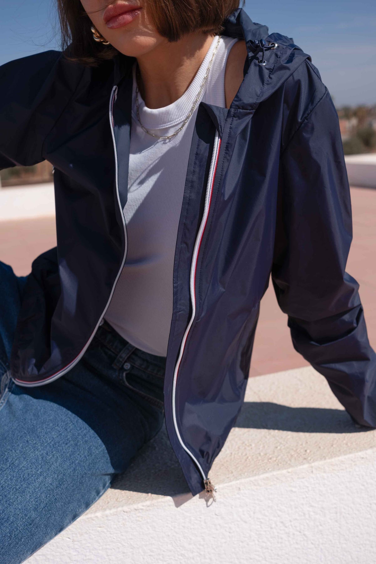 Imperméable court léger à capuche zip tricolore marine pour femme – vue 4