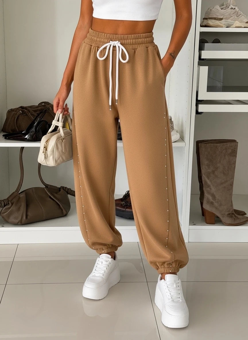 Pantalon jogging à détails cloutés camel pour femme – La Chica