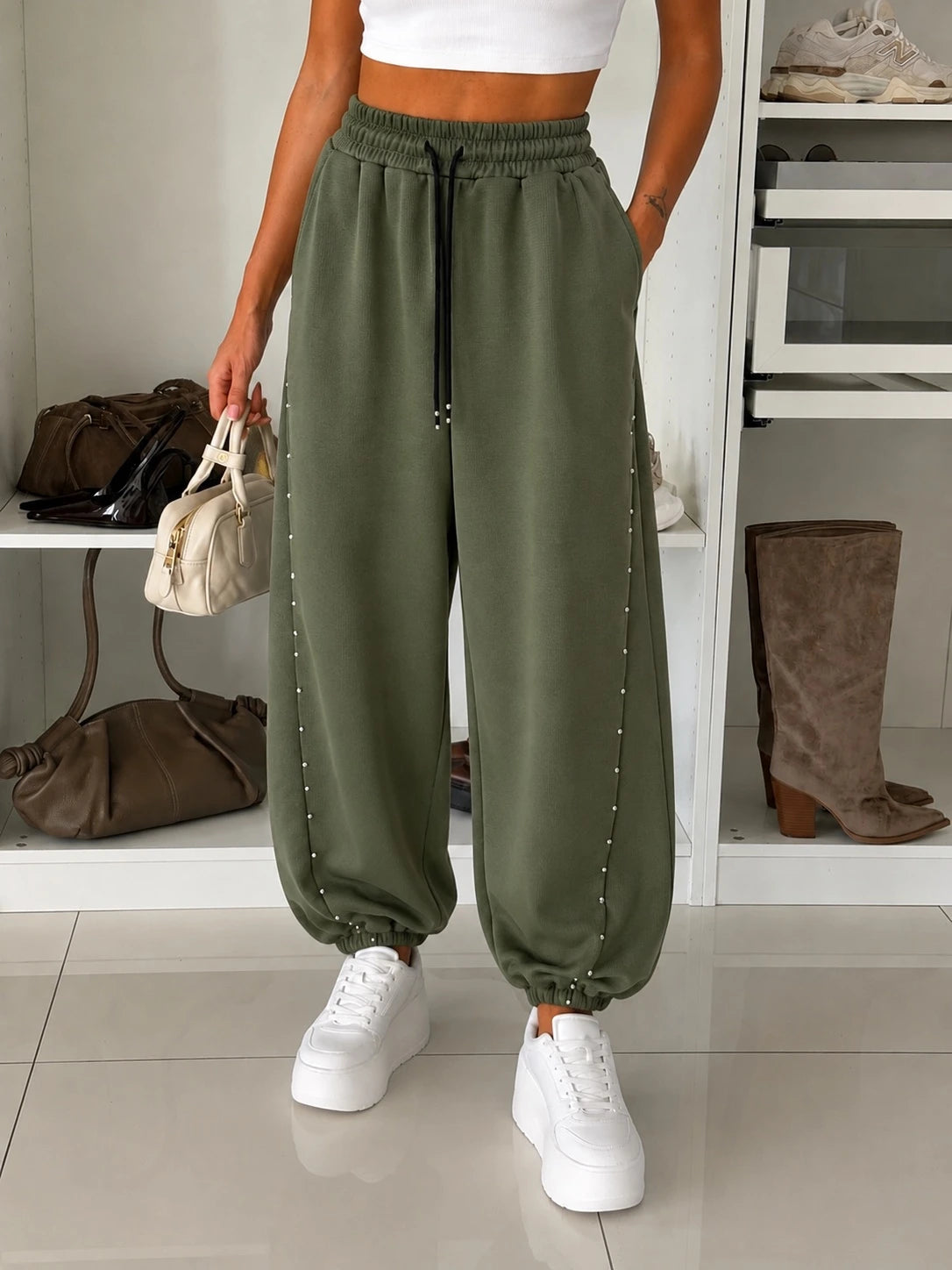 Pantalon jogging à détails cloutés kaki pour femme – La Chica