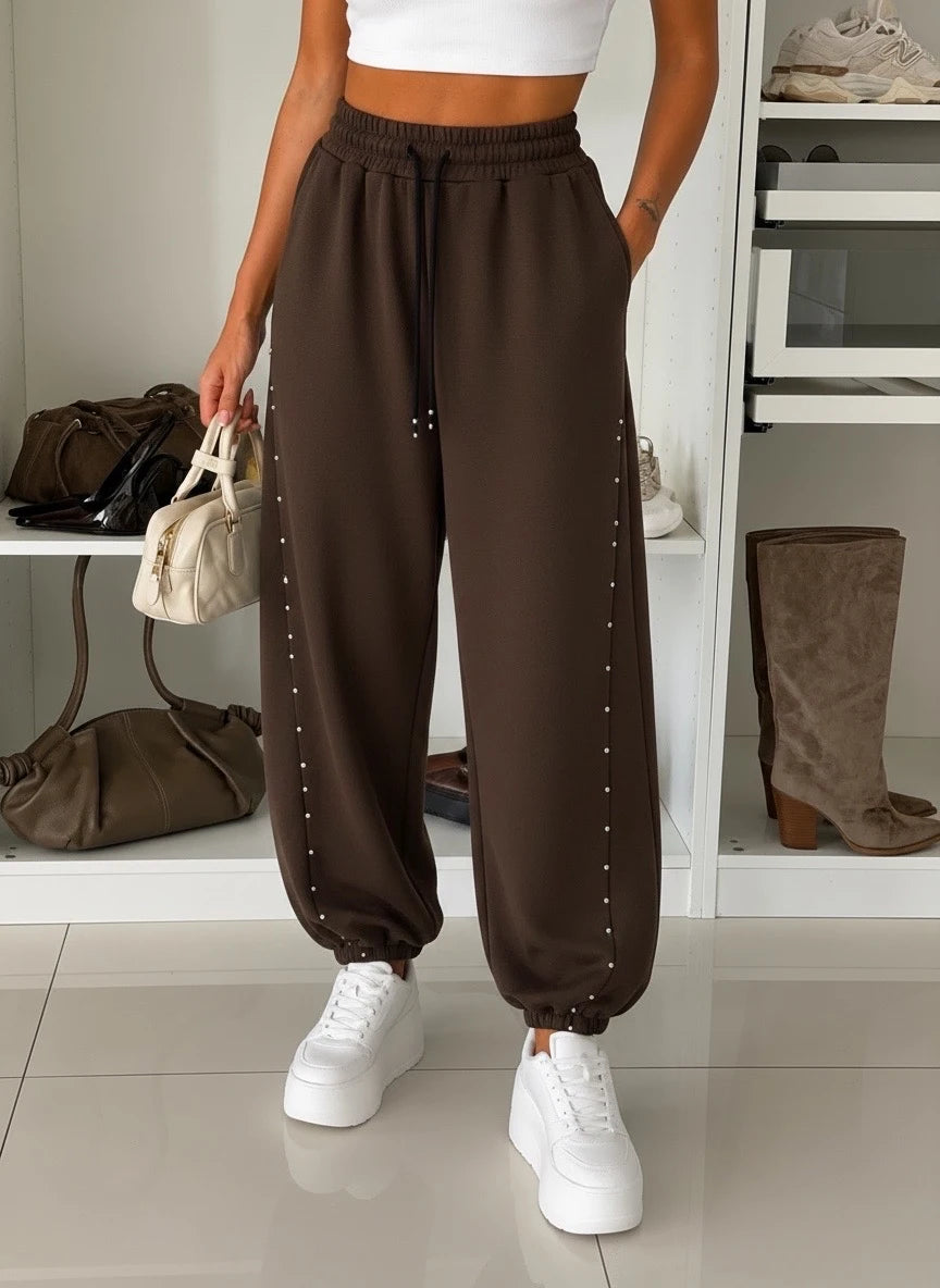 Pantalon jogging à détails cloutés marron foncé pour femme – La Chica