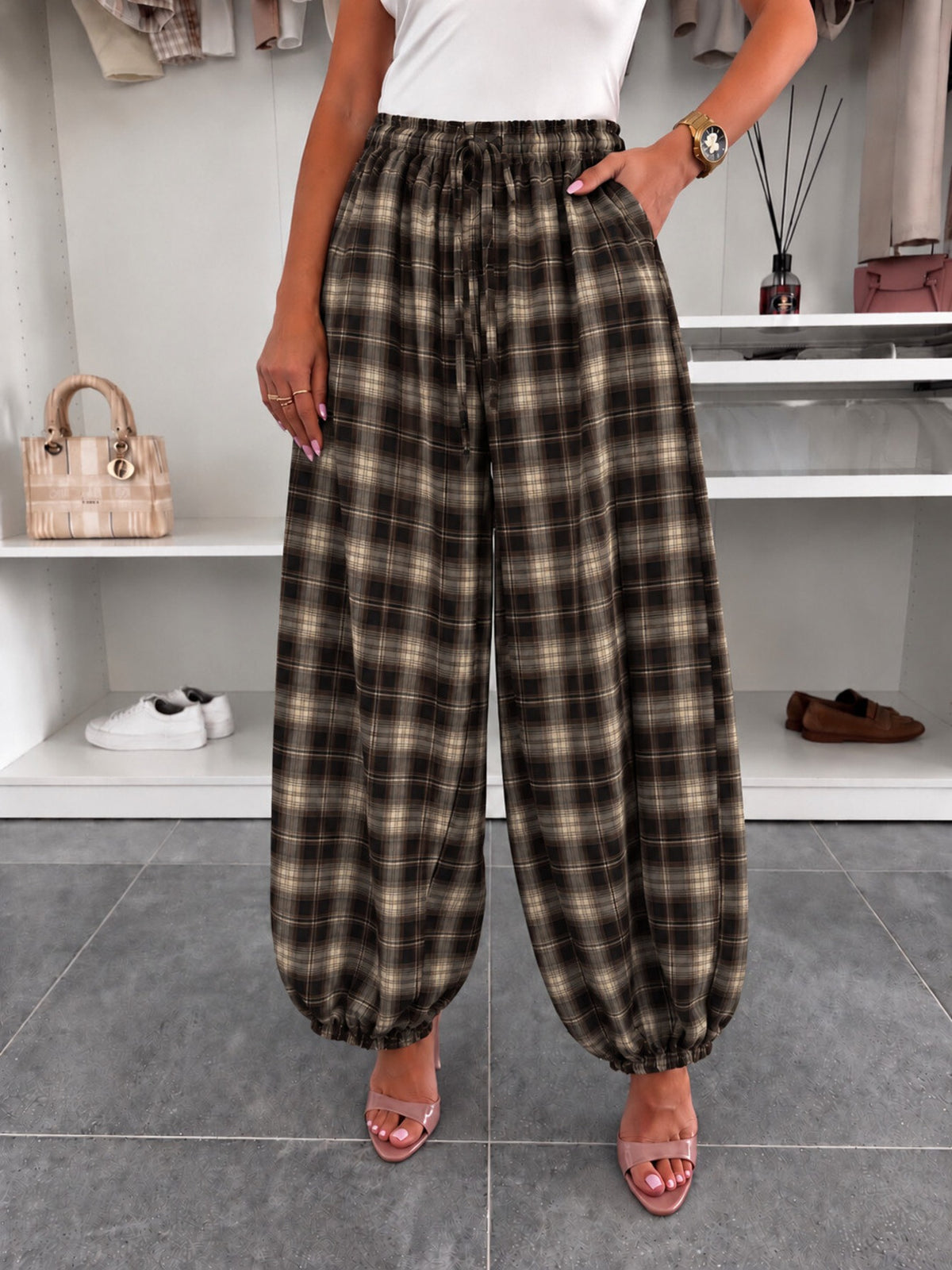 Pantalon large carreaux cordon taille élastique et poches marron foncé pour femme, La Chica