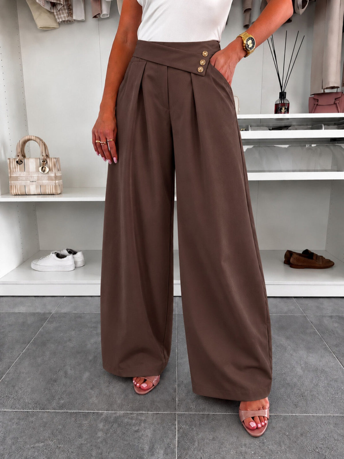Pantalon large ceinture asymétrique taille élastique et poches marron pour femme, La Chica