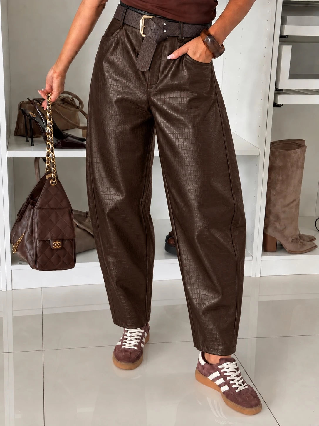 Pantalon en similicuir gaufré avec ceinture marron foncé pour femme – La Chica
