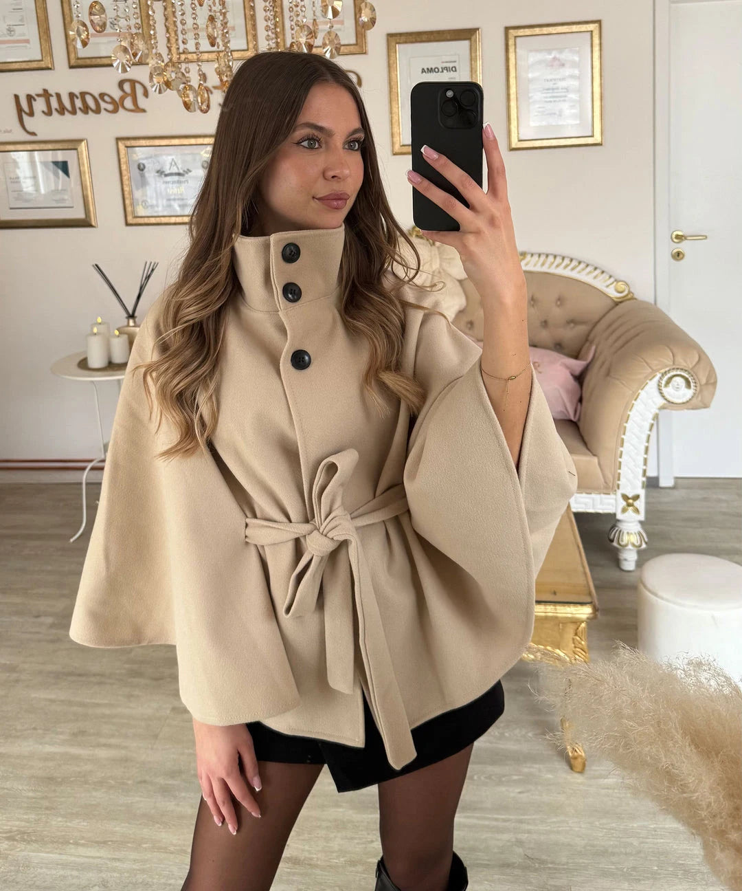 Poncho cape ample à col montant et ceinture beige pour femme – La Chica – vue 2