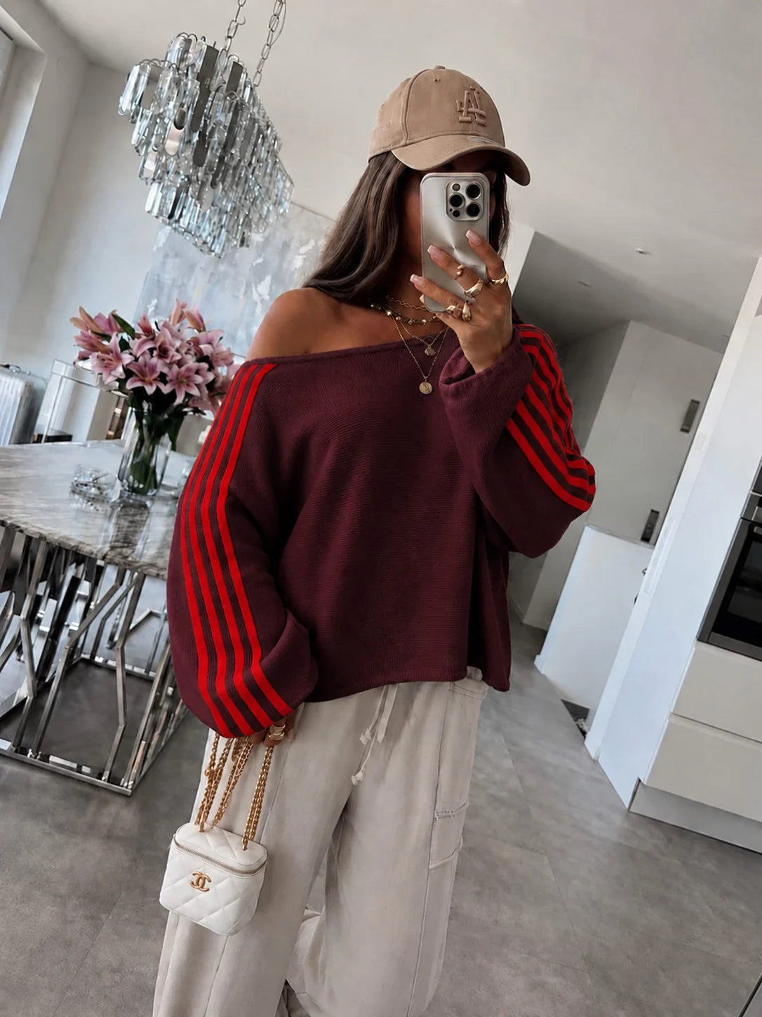 Pull à épaule dénudée et bandes contrastantes bordeaux pour femme – La Chica