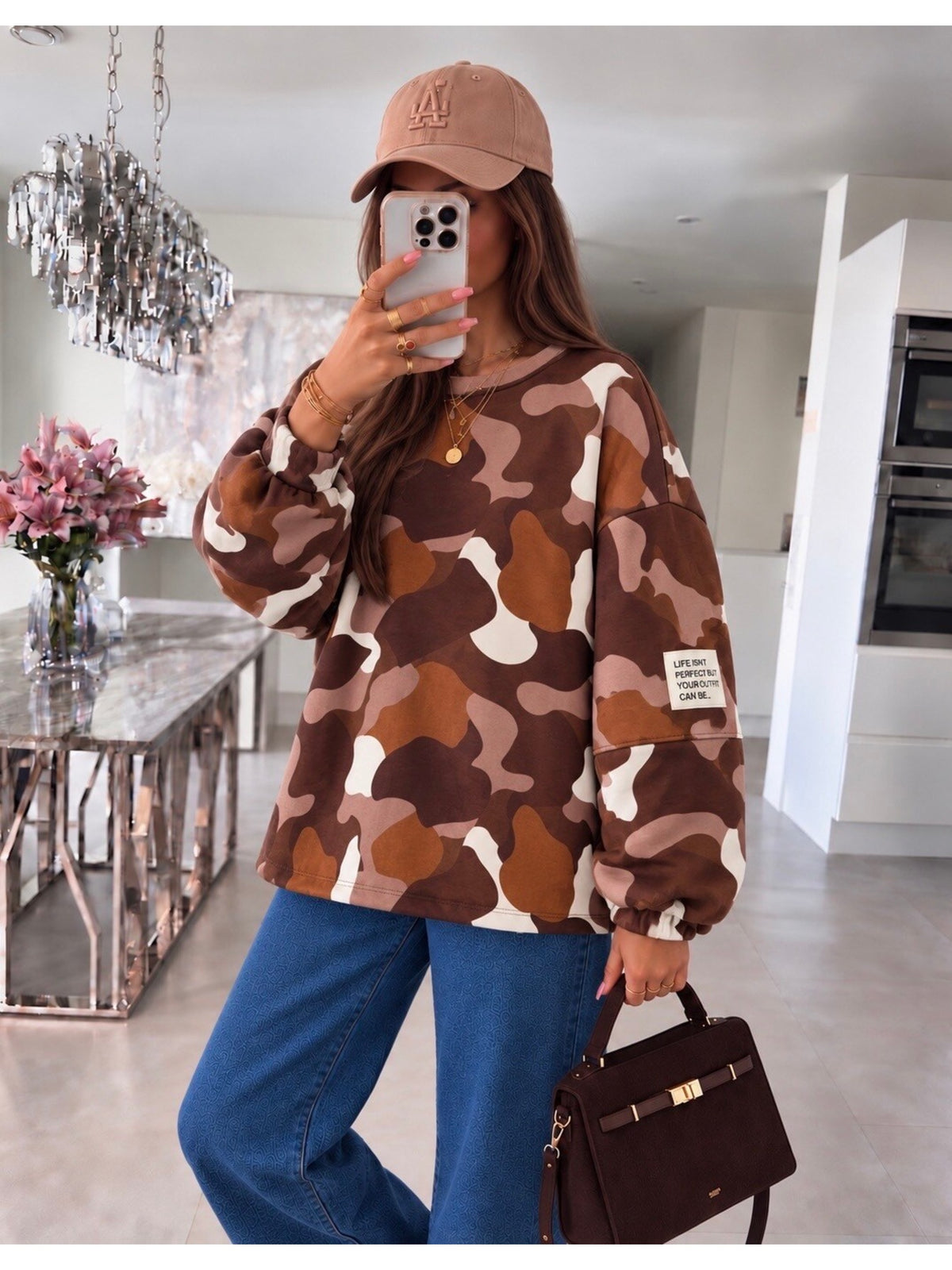 Pull oversize imprimé camouflage graphique et patch marron foncé pour femme, La Chica