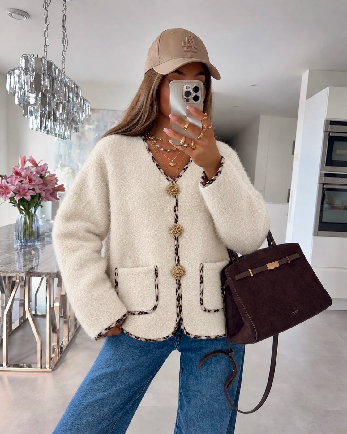 Veste bouclette à bordures léopard et boutons bijoux dorés écru pour femme – La Chica