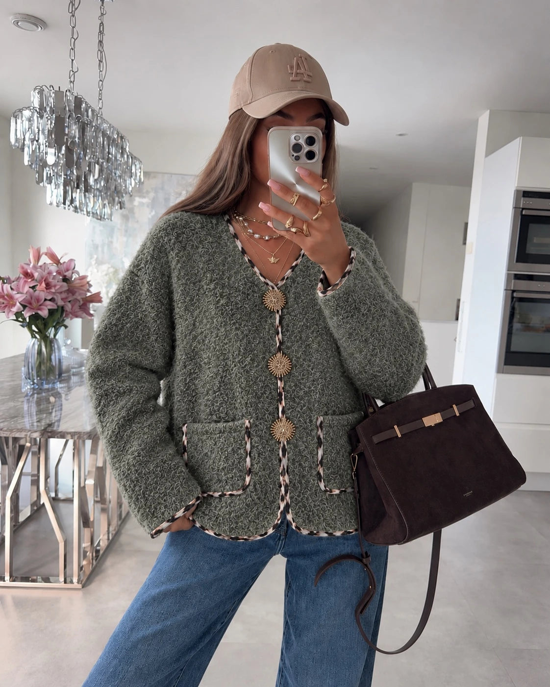 Veste bouclette à bordures léopard et boutons bijoux dorés kaki pour femme – La Chica