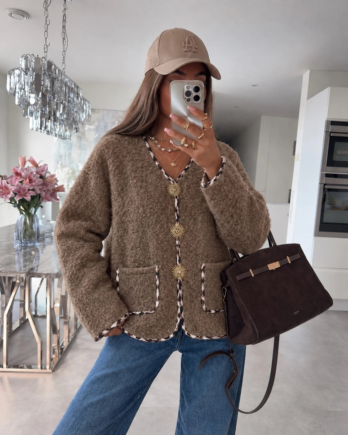 Veste bouclette à bordures léopard et boutons bijoux dorés marron foncé pour femme – La Chica