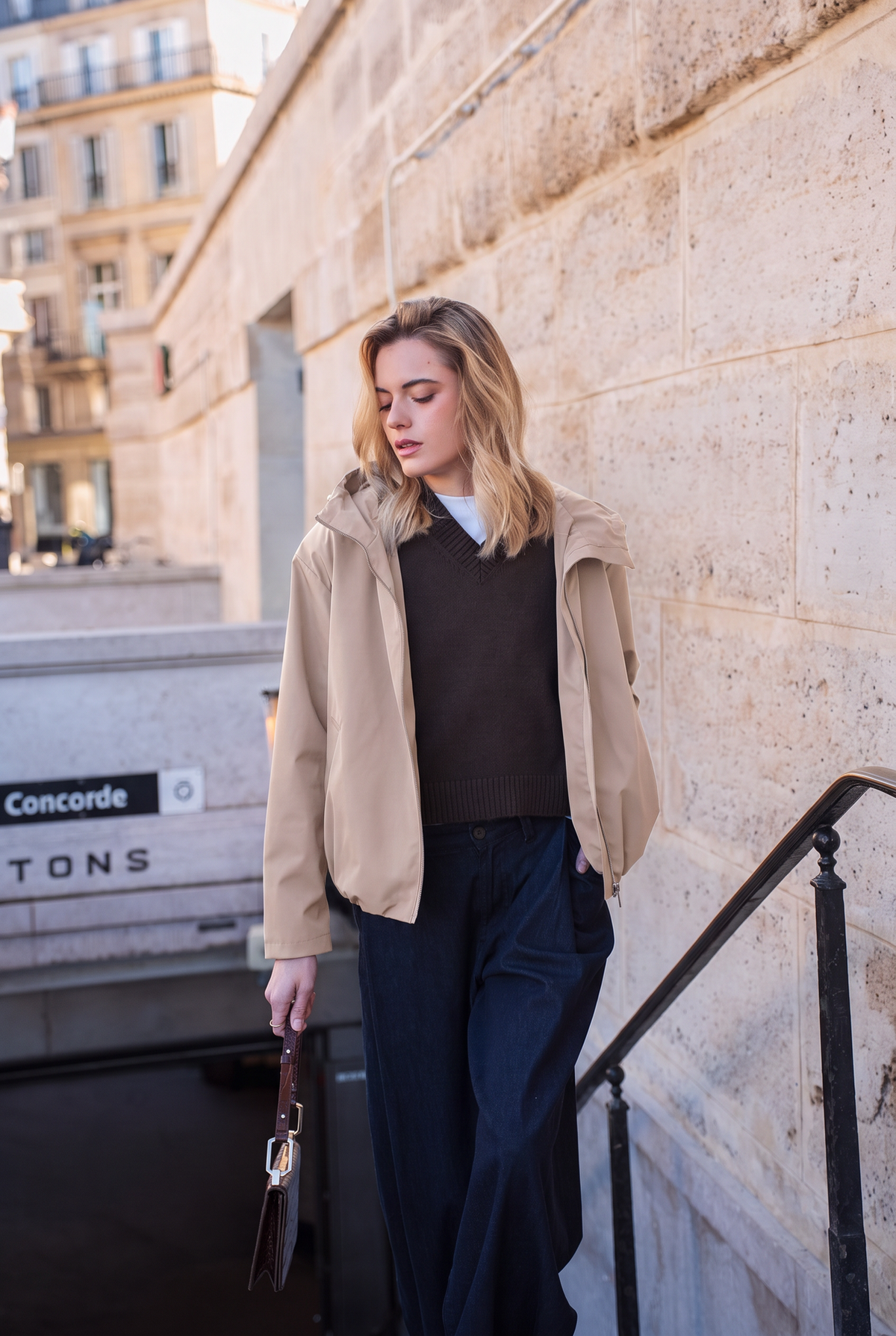 Veste imperméable courte à capuche beige pour femme – vue 2