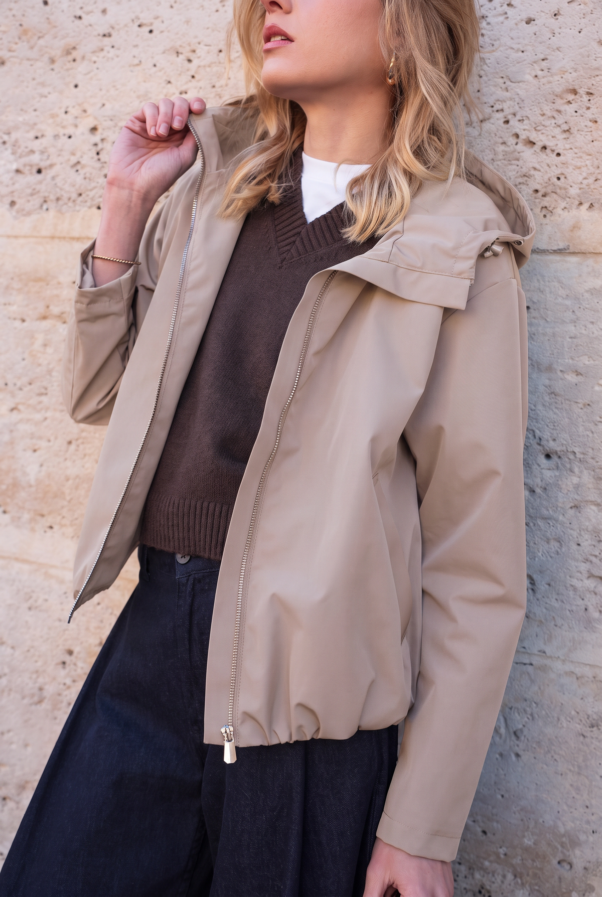 Veste imperméable courte à capuche beige pour femme – vue 3
