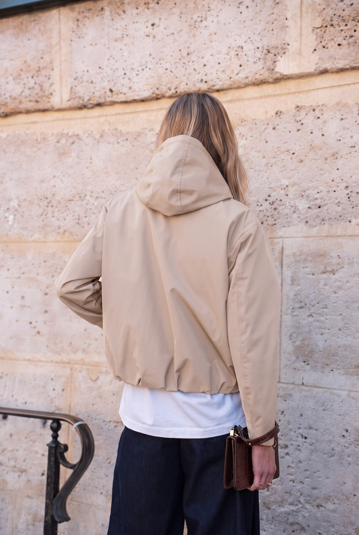 Veste imperméable courte à capuche beige pour femme – vue 4