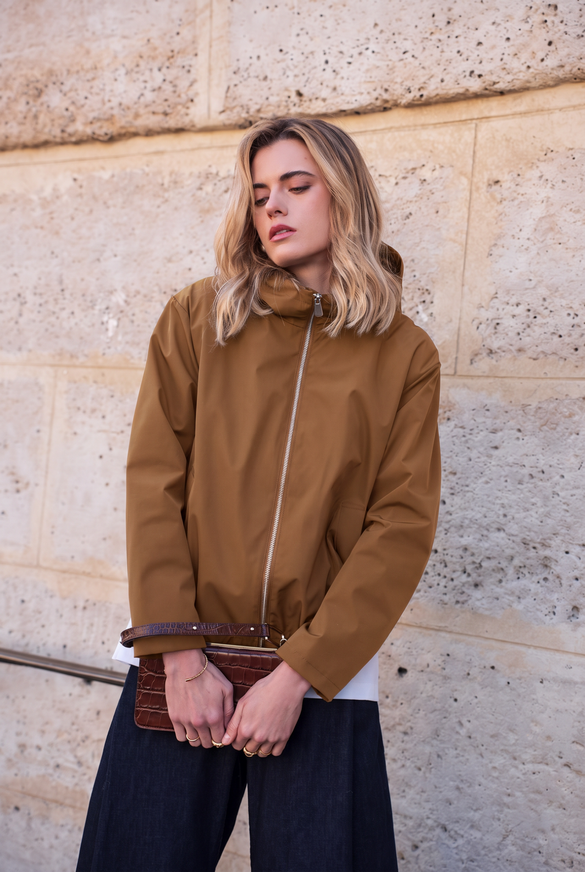 Veste imperméable courte à capuche camel pour femme – vue 1