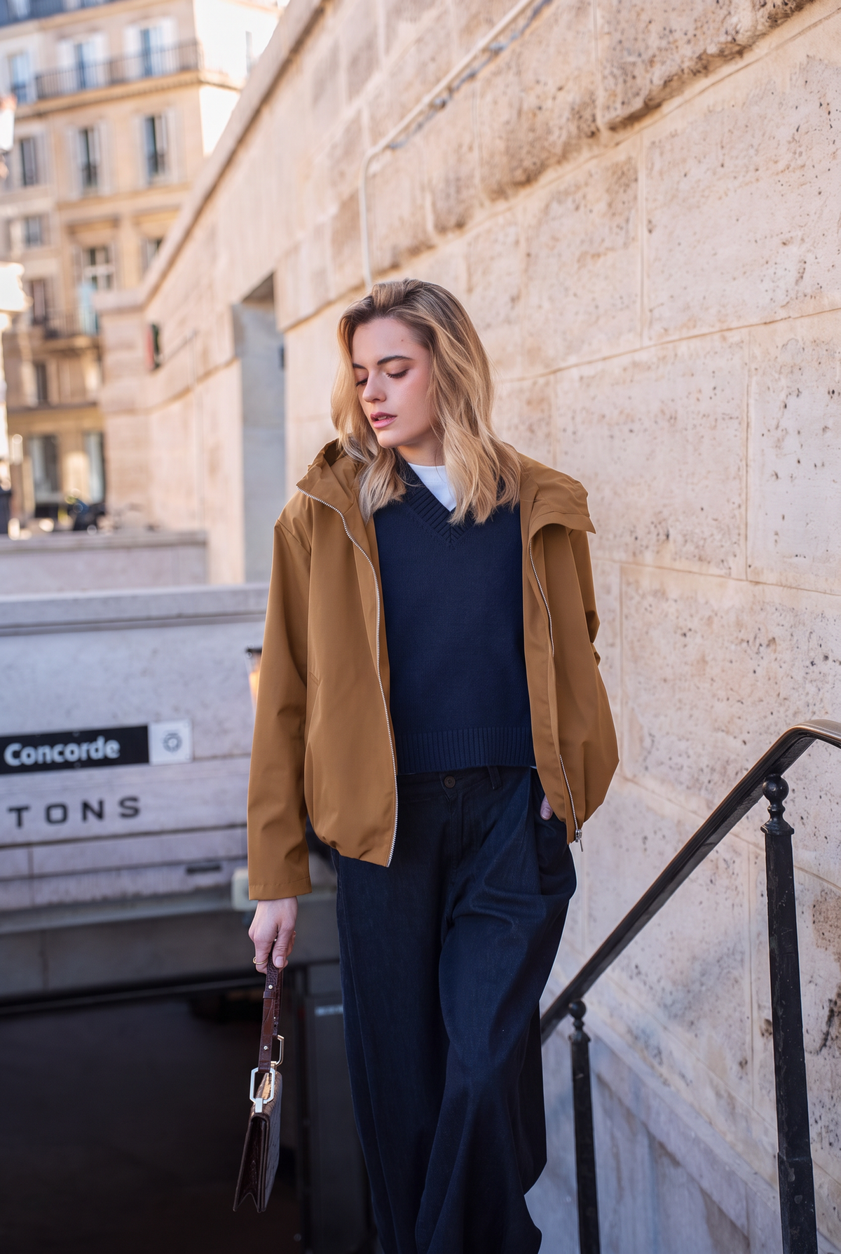 Veste imperméable courte à capuche camel pour femme – vue 2