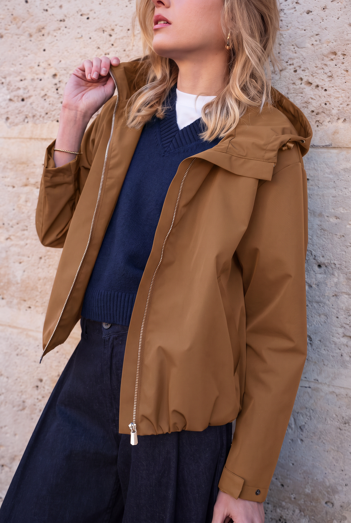 Veste imperméable courte à capuche camel pour femme – vue 3
