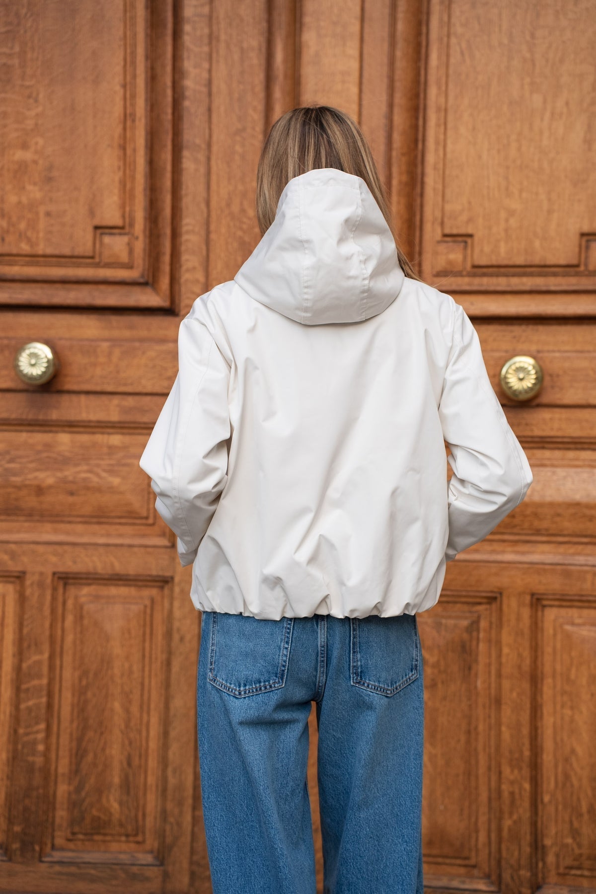 Veste imperméable courte à capuche écru pour femme – vue 8