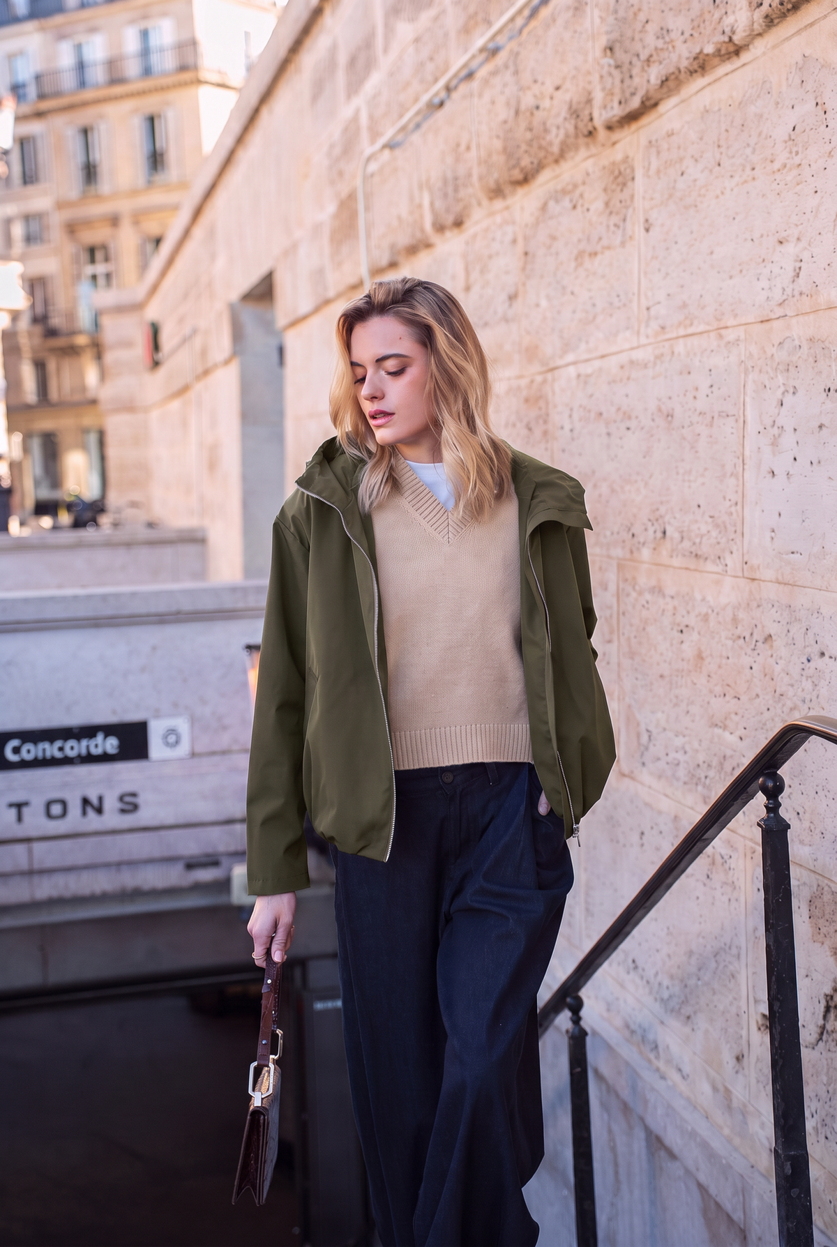 Veste imperméable courte à capuche kaki pour femme – vue 2